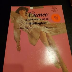 ✨️💃💃✨️CAMEO pantyhose by Burlington medium sunglo.Vintage, original packaging.